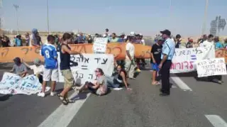 הפגנה נגד הקמת מתקן כליאה ברמת נגב הפגנה נגד הקמת מתקן כליאה ברמת נגב