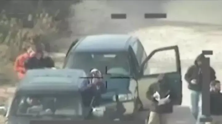  תיעוד: פעילי חיזבאללה אוספים מודיעין ליד הגבול