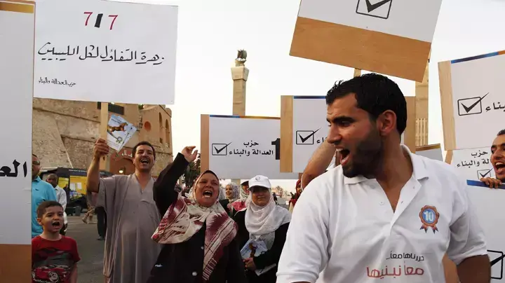 מפגינים בעד מפלגת הצדק והבנייה לקראת הבחירות בלוב, יולי 2012