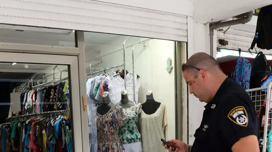 אם ובתה נפגעו בשריפה בחנות בגדים בחיפה