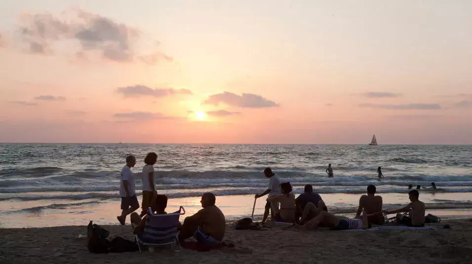 גבר טבע בחוף אכדיה בהרצליה, יולי 2012 גבר טבע בחוף אכדיה בהרצליה, יולי 2012
