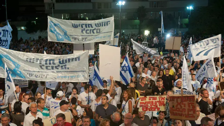 עשרות אלפים מפגינים בתל אביב למען השוויון בנטל עשרות אלפים מפגינים בתל אביב למען השוויון בנטל
