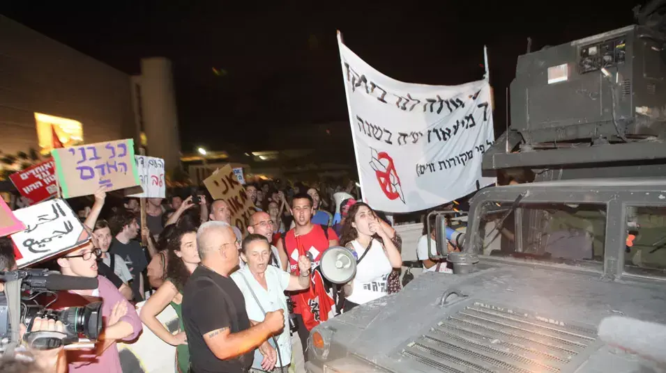 רכב איסוף מודיעין צבאי בהפגנת צדק חברתי בתל אביב, 7 יולי 2012 רכב איסוף מודיעין צבאי בהפגנת צדק חברתי בתל אביב, 7 יולי 2012