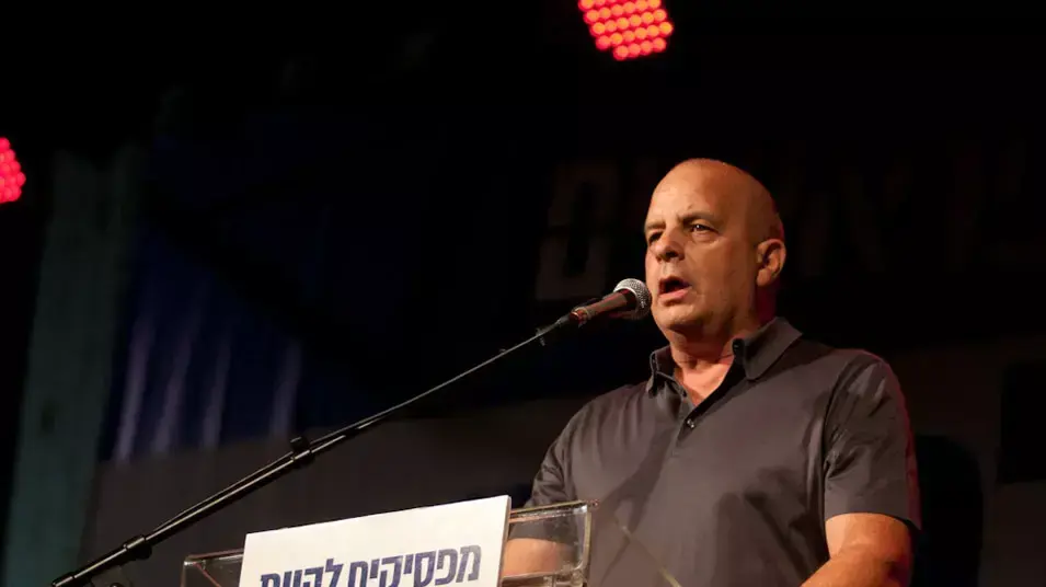 יובל דיסקין בהפגנה למען שוויון בנטל בתל אביב יובל דיסקין בהפגנה למען שוויון בנטל בתל אביב