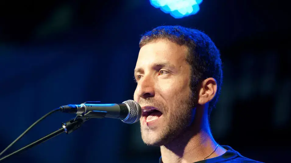 איציק שמולי בהפגנה למען שוויון בנטל בתל אביב איציק שמולי בהפגנה למען שוויון בנטל בתל אביב