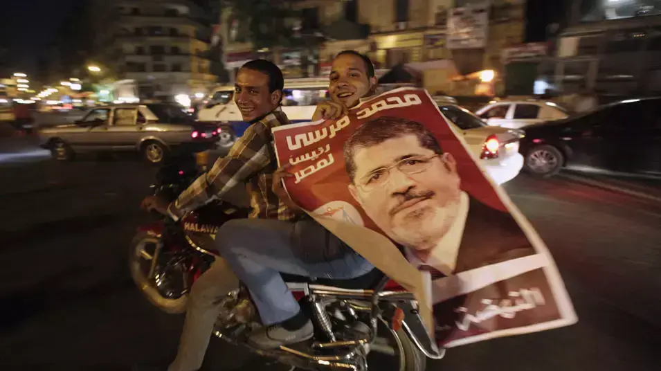 תומכים של נשיא מצרים מוחמד מורסי ברחוב בקהיר, 8 ביולי 2012
