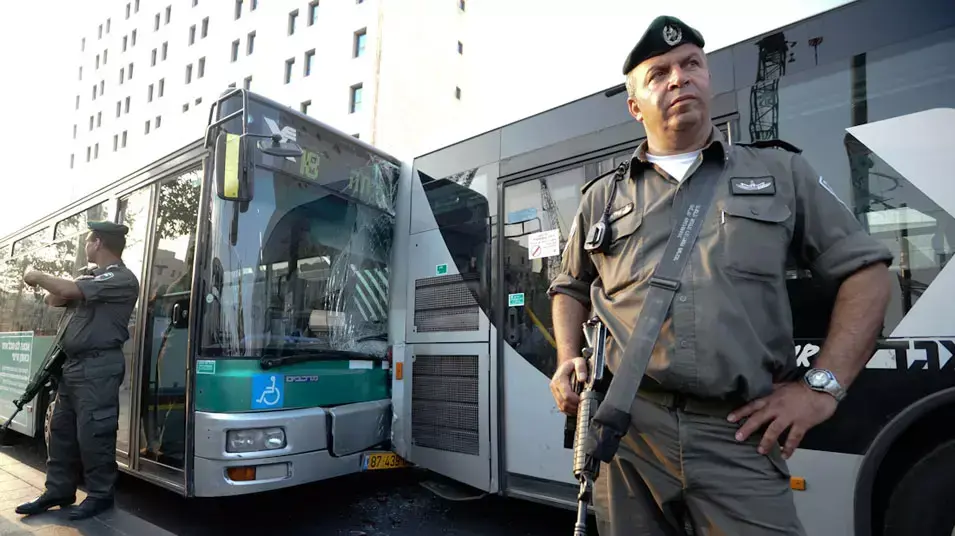 אישה נמחצה בין שני אוטובוסים בתחנת המרכזית בירושלים, יולי 2012 אישה נמחצה בין שני אוטובוסים בתחנת המרכזית בירושלים, יולי 2012