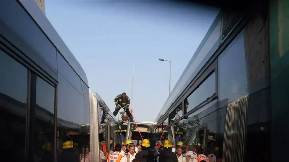 אישה נמחצה בין שני אוטובוסים בתחנת המרכזית בירושלים, יולי 2012 אישה נמחצה בין שני אוטובוסים בתחנת המרכזית בירושלים, יולי 2012