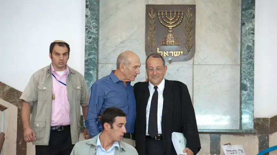 אהוד אולמרט מדבר לאחר הכרעת הדין בבית משפט המחוזי ירושלים, יולי 2012 אהוד אולמרט מדבר לאחר הכרעת הדין בבית משפט המחוזי ירושלים, יולי 2012