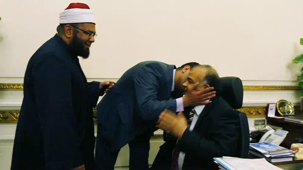 יו"ר הפרלמנט של מצרים, סעד כתאתני (מימין), מקבל את פניהם של חברים בפרלמנט לפני פתיחת ישיבה, 10 ביולי 2012 יו"ר הפרלמנט של מצרים, סעד כתאתני (מימין), מקבל את פניהם של חברים בפרלמנט לפני פתיחת ישיבה, 10 ביולי 2012