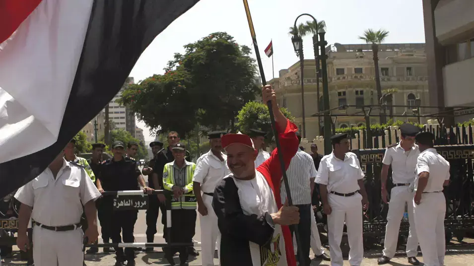 תומכים של נשיא מצרים מוחמד מורסי מפגינים מול הפרלמנט בקהיר, 10 ביולי 2012 תומכים של נשיא מצרים מוחמד מורסי מפגינים מול הפרלמנט בקהיר, 10 ביולי 2012