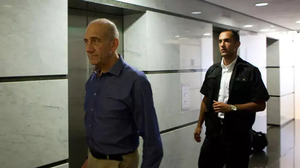 אהוד אולמרט יום לאחר הכרעת הדין במשרדו בתל אביב, יולי 2012 אהוד אולמרט יום לאחר הכרעת הדין במשרדו בתל אביב, יולי 2012