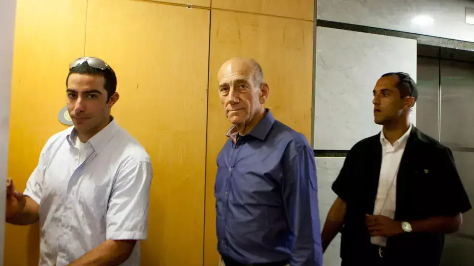 אהוד אולמרט יום לאחר הכרעת הדין במשרדו בתל אביב, יולי 2012 אהוד אולמרט יום לאחר הכרעת הדין במשרדו בתל אביב, יולי 2012