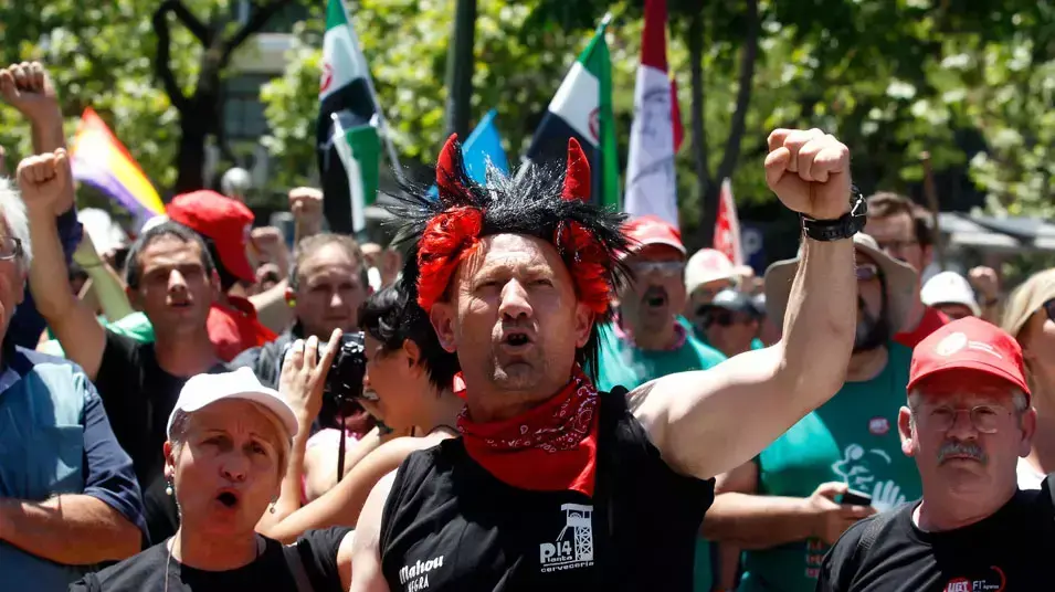 כורים מפגינים ומתעמתים עם המשטרה במחאה על גזרות הצנע של ממשלת ספרד, מדריד, 11 ביולי 2012 כורים מפגינים ומתעמתים עם המשטרה במחאה על גזרות הצנע של ממשלת ספרד, מדריד, 11 ביולי 2012