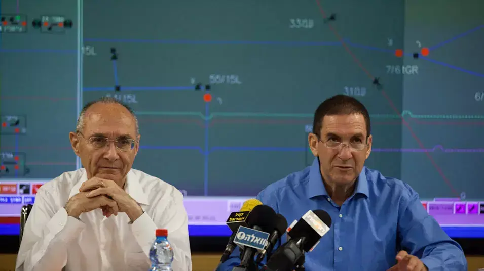 עוזי לנדאו ויו"ר דירקטוריון חברת חשמל יפתח רון טל במסיבת עיתונאים על צריכת החשמל תל אביב, יולי 2012 עוזי לנדאו ויו"ר דירקטוריון חברת חשמל יפתח רון טל במסיבת עיתונאים על צריכת החשמל תל אביב, יולי 2012