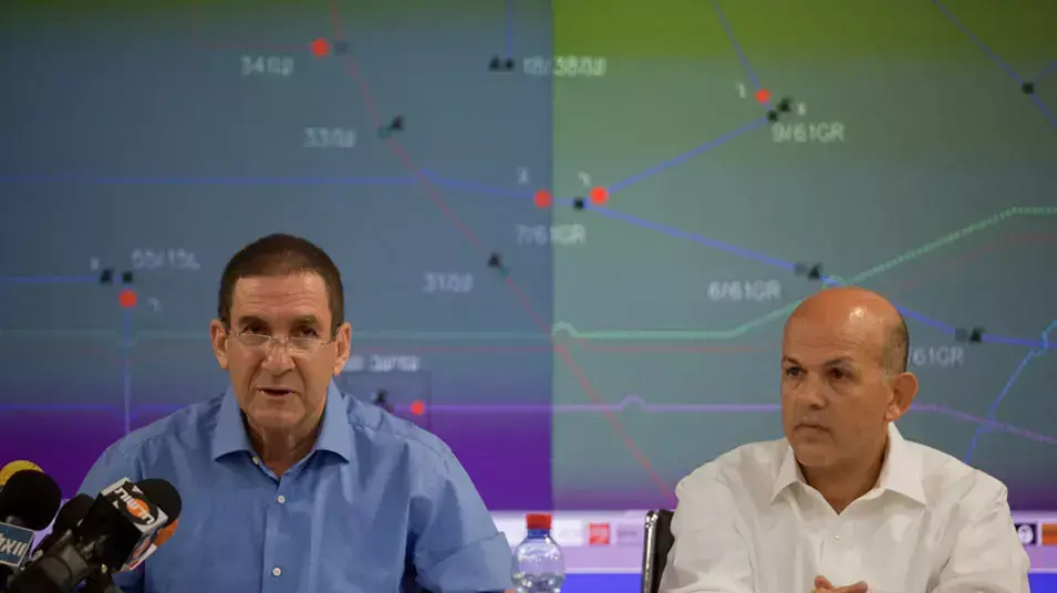 מנכ"ל חברת חשמל אלי גליקמן ויו"ר דירקטוריון חברת חשמל יפתח רון טל במסיבת עיתונאים על צריכת החשמל תל אביב, יולי 2012 מנכ"ל חברת חשמל אלי גליקמן ויו"ר דירקטוריון חברת חשמל יפתח רון טל במסיבת עיתונאים על צריכת החשמל תל אביב, יולי 2012