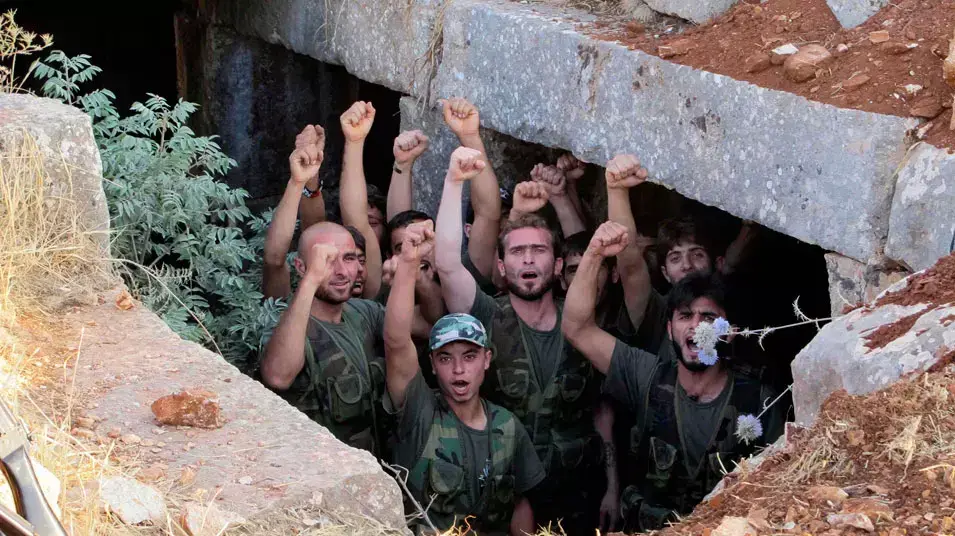 לוחמים של מחתרת "הצבא הסורי החופשי" בעיירה סמאדה שבמחוז אידליב, צפון סוריה, יויל 2012 לוחמים של מחתרת "הצבא הסורי החופשי" בעיירה סמאדה שבמחוז אידליב, צפון סוריה, יויל 2012