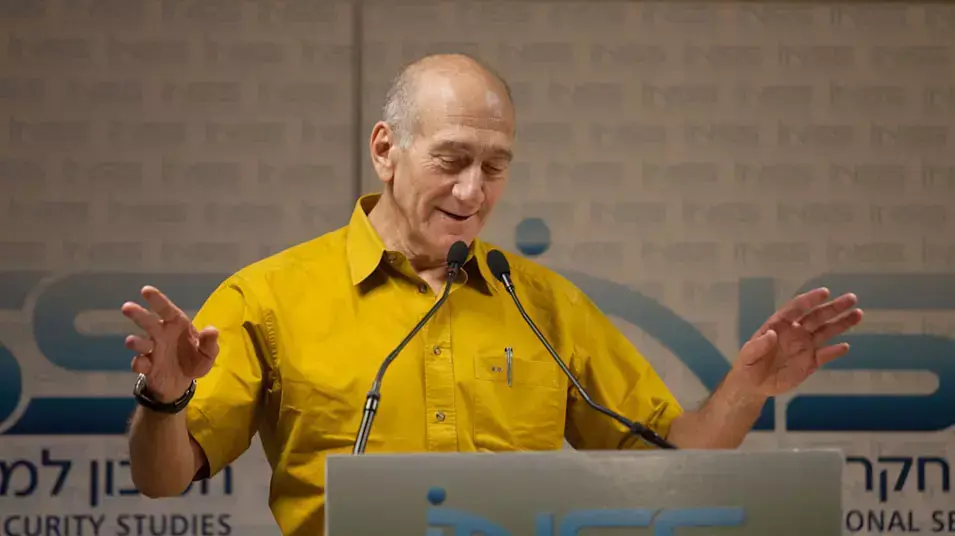 אהוד אומרט בכנס של המכון למחקרי ביטחון לאומי במליאת שש שנים למלחמת לבנון השנייה, יולי 2012 אהוד אומרט בכנס של המכון למחקרי ביטחון לאומי במליאת שש שנים למלחמת לבנון השנייה, יולי 2012