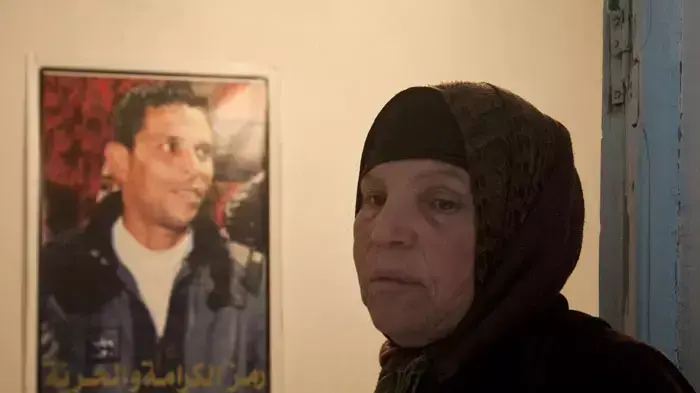 מנוביה אבו עזיזי, אמו של מוחמד בועזיזי, שהצית את המהומות בטוניסיה מנוביה אבו עזיזי, אמו של מוחמד בועזיזי, שהצית את המהומות בטוניסיה