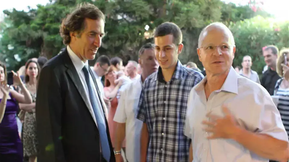 גלעד שליט חגג את יום הבסטיליה בבית השגריר הצרפתי