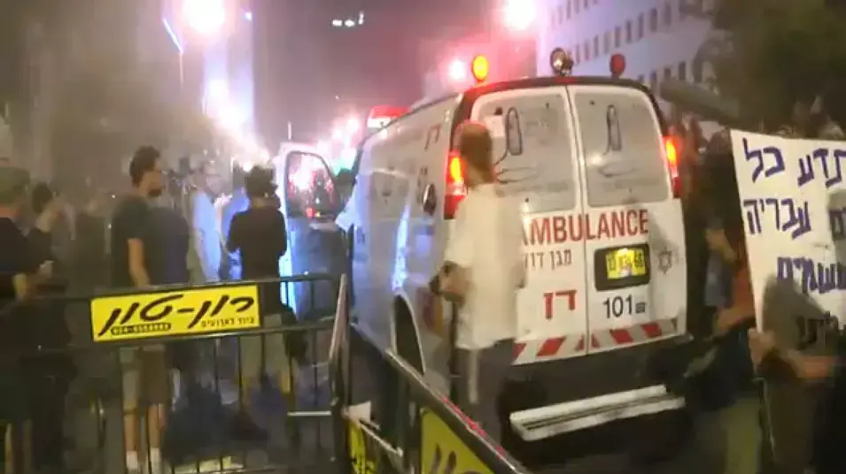 שריפה פרצה במהלך המחאה החברתית ברחוב קפלן בתל אביב שריפה פרצה במהלך המחאה החברתית ברחוב קפלן בתל אביב