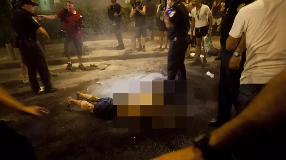 מפגין הצית עצמו בהפגנת המחאה בתל אביב מפגין הצית עצמו בהפגנת המחאה בתל אביב