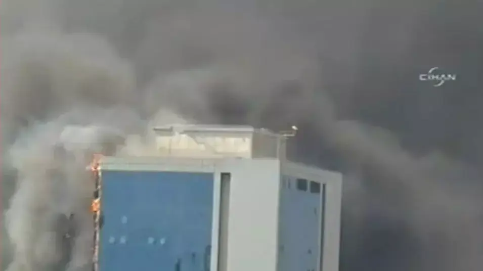 מגדל שעלה באש במרכז איסטנבול, טורקיה. 17 ביולי 2012 מגדל שעלה באש במרכז איסטנבול, טורקיה. 17 ביולי 2012
