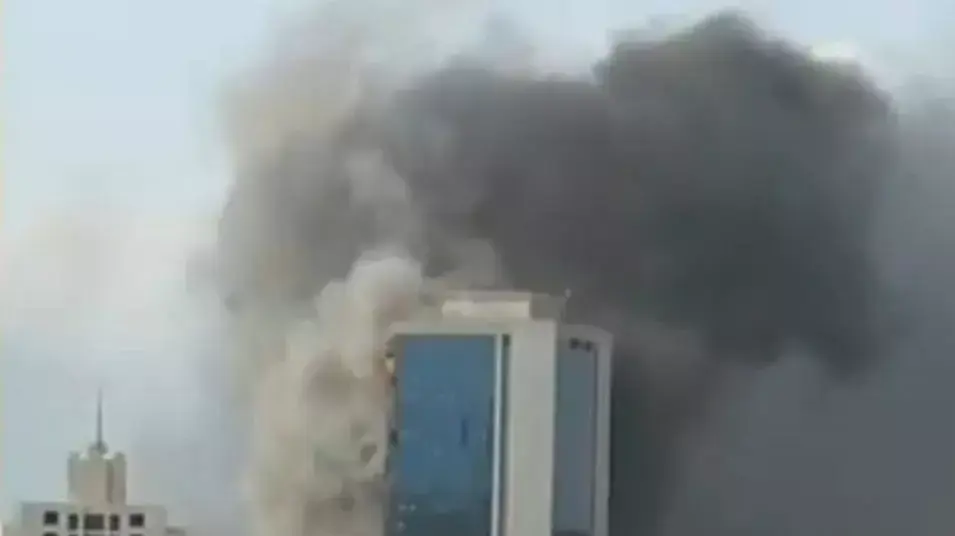 מגדל שעלה באש במרכז איסטנבול, טורקיה. 17 ביולי 2012 מגדל שעלה באש במרכז איסטנבול, טורקיה. 17 ביולי 2012