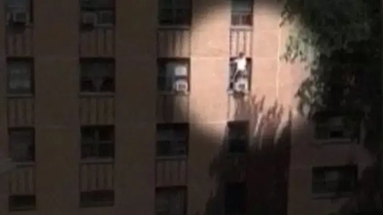 מתוך סרטון המתעד שכן שתפס ילדה שנפלה מחלון קומה 3, ניו יורק, יולי 2012 מתוך סרטון המתעד שכן שתפס ילדה שנפלה מחלון קומה 3, ניו יורק, יולי 2012