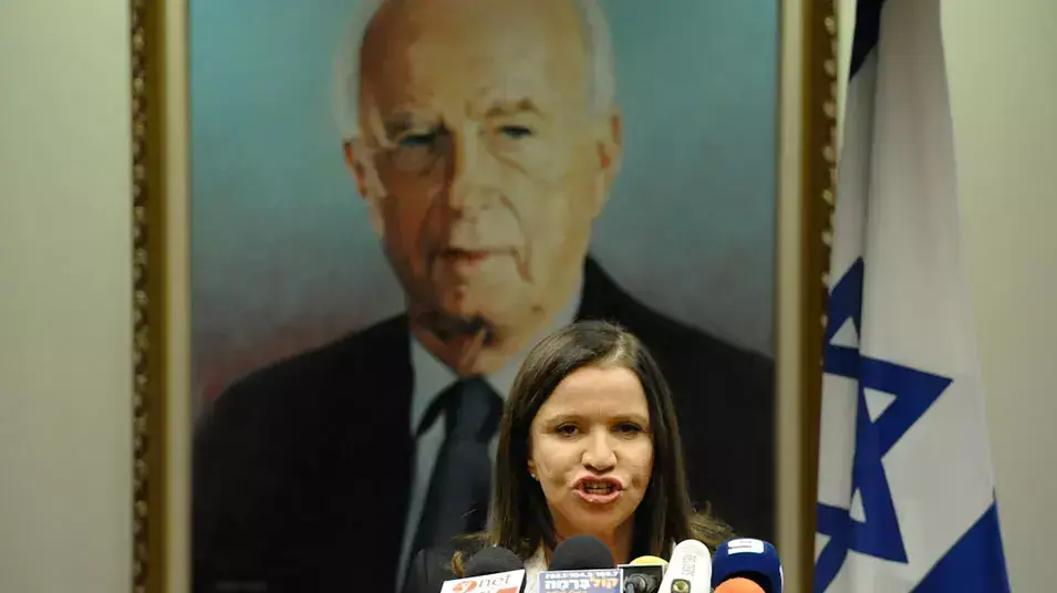 יו"ר העבודה שלי יחימוביץ' במסיבת עיתונאים, יולי 2012 יו"ר העבודה שלי יחימוביץ' במסיבת עיתונאים, יולי 2012