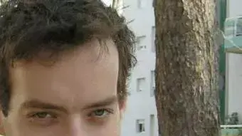 עדי גלברט עם בובה עדי גלברט עם בובה
