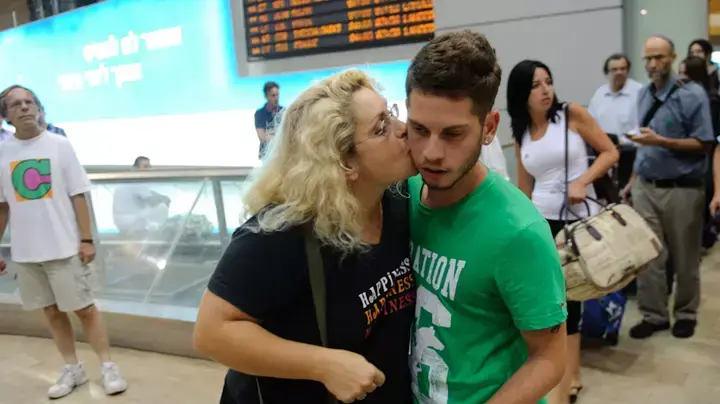 ישראלים נוחתים מבולגריה בנתב"ג, יולי 2012