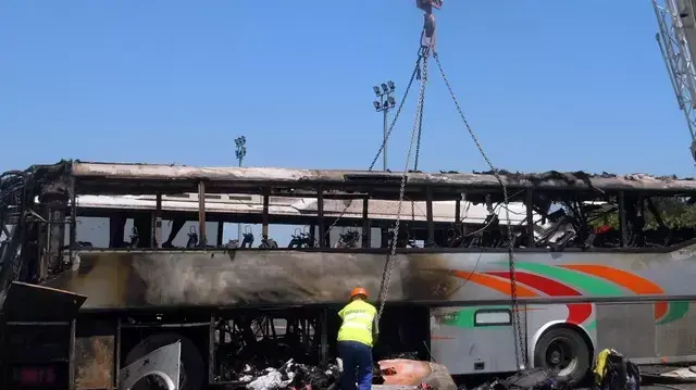 האוטובוס השרוף לאחר הפיגוע בבורגס בולגריה, יולי 2012