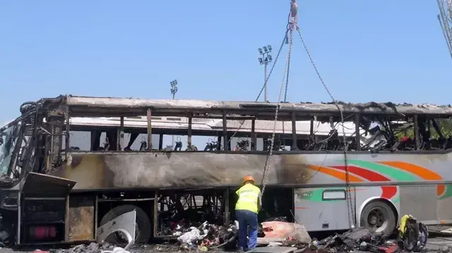 האוטובוס השרוף לאחר הפיגוע בבורגס בולגריה, יולי 2012 האוטובוס השרוף לאחר הפיגוע בבורגס בולגריה, יולי 2012