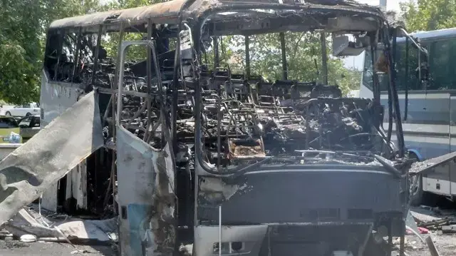 האוטובוס השרוף לאחר הפיגוע בבורגס בולגריה, יולי 2012 האוטובוס השרוף לאחר הפיגוע בבורגס בולגריה, יולי 2012