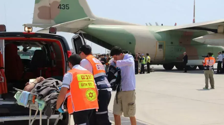 צוותי מד"א מטפלים ומפנים את הפצועים מנתב"ג לביתי החולים בישראל לאחר הפיגוע באירע בבורגס בולגריה יולי 2012 צוותי מד"א מטפלים ומפנים את הפצועים מנתב"ג לביתי החולים בישראל לאחר הפיגוע באירע בבורגס בולגריה יולי 2012