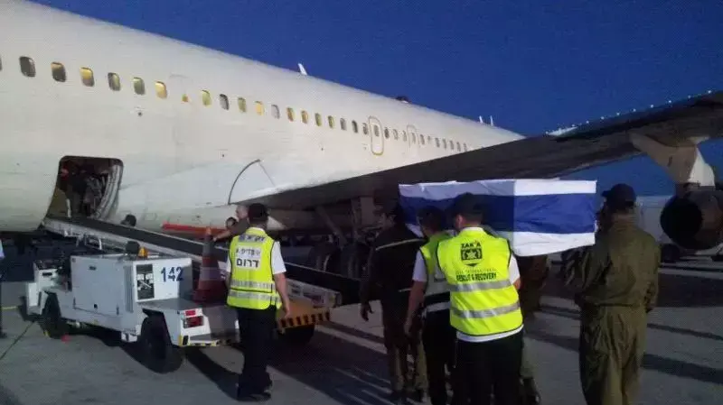 תמונות אחרונות של הגופות ההרוגים מהפיגוע בבוגרס בולגריה בדרך לתל אביב, יולי 2012 תמונות אחרונות של הגופות ההרוגים מהפיגוע בבוגרס בולגריה בדרך לתל אביב, יולי 2012
