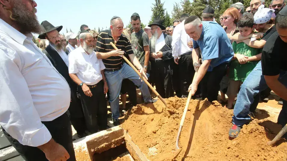 הלוויתה של כוכבה שריקי שנהרגה בפיגוע בבורגס, ראשון לציון, יולי 2012 הלוויתה של כוכבה שריקי שנהרגה בפיגוע בבורגס, ראשון לציון, יולי 2012