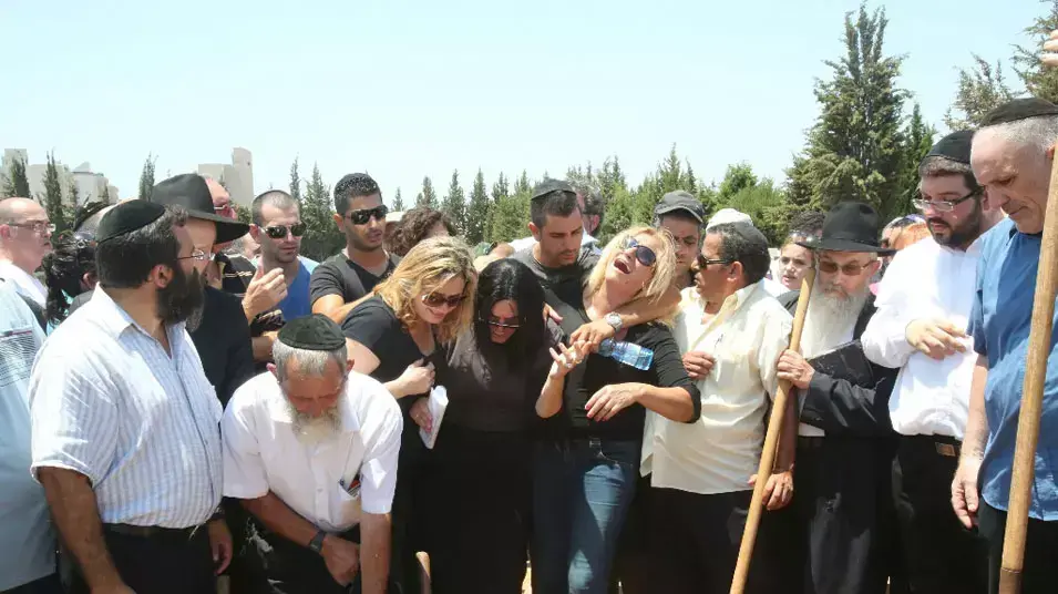 הלוויתה של כוכבה שריקי שנהרגה בפיגוע בבורגס, ראשון לציון, יולי 2012 הלוויתה של כוכבה שריקי שנהרגה בפיגוע בבורגס, ראשון לציון, יולי 2012