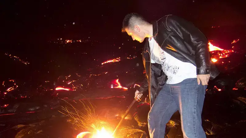צילום נשיקה על הר געש צילום נשיקה על הר געש