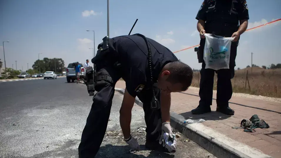 אדם הצית את עצמו בתחנת אוטובוס ביהוד, יולי 2012 אדם הצית את עצמו בתחנת אוטובוס ביהוד, יולי 2012