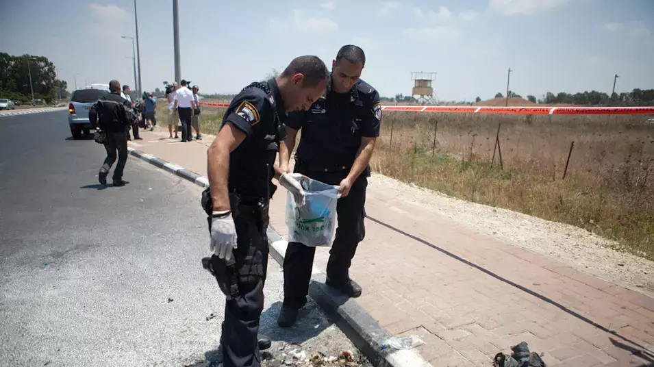 אדם הצית את עצמו בתחנת אוטובוס ביהוד, יולי 2012 אדם הצית את עצמו בתחנת אוטובוס ביהוד, יולי 2012