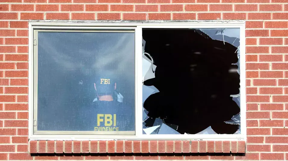 חוקר FBI בדירתו של ג'יימס הולמס, שרצח 12 איש בקולנוע, דנבר, קולורדו, 22 ביולי 2012 חוקר FBI בדירתו של ג'יימס הולמס, שרצח 12 איש בקולנוע, דנבר, קולורדו, 22 ביולי 2012