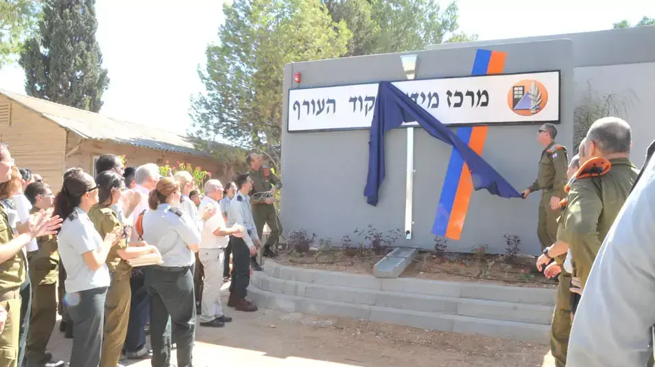 אלוף פיקוד העורף איל אייזנברג חנך מרכז מידע חדש בן 120 עמדות ממוגן מפני ירי טילים ונשק כימי, יולי 2012 אלוף פיקוד העורף איל אייזנברג חנך מרכז מידע חדש בן 120 עמדות ממוגן מפני ירי טילים ונשק כימי, יולי 2012