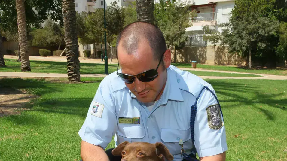 פקח עירוני בבאר שבע משקה כלב מגיגית מים