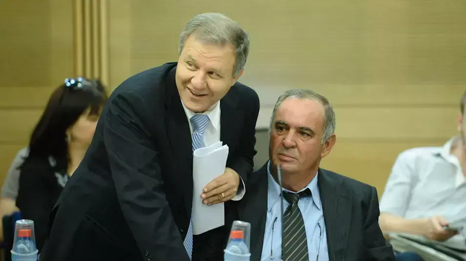 אבי דואן בועדת הכנסת הדנה בפורשים מקדימה, יולי 2012 אבי דואן בועדת הכנסת הדנה בפורשים מקדימה, יולי 2012