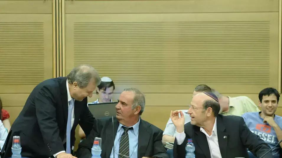 אבי דואן בועדת הכנסת הדנה בפורשים מקדימה, יולי 2012 אבי דואן בועדת הכנסת הדנה בפורשים מקדימה, יולי 2012