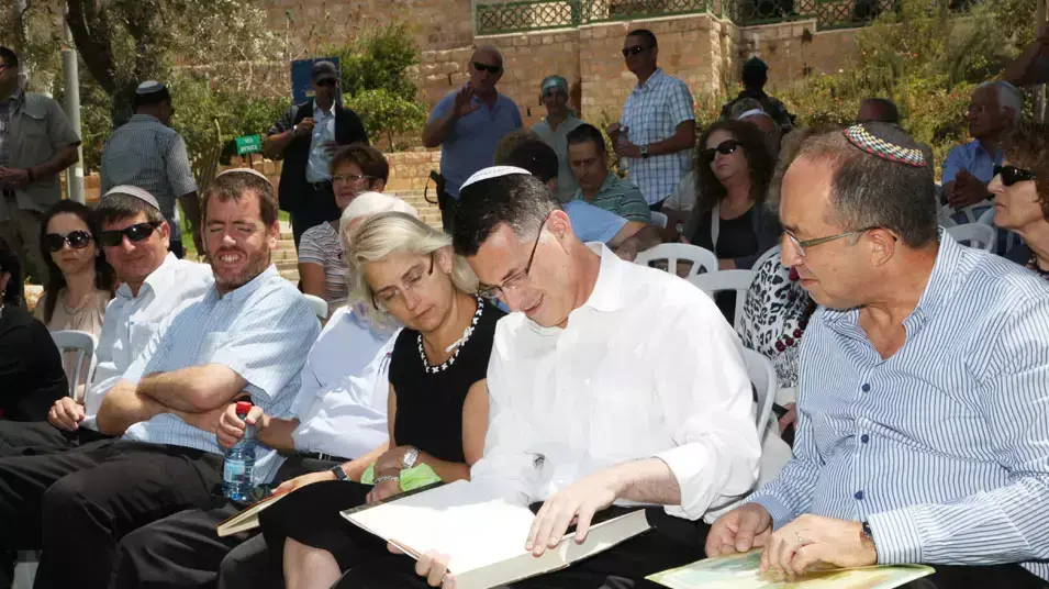 שר החינוך גדעון סער במערת המכפלה לקראת הגעת תלמידים בשנה הבאה, יולי 2012 שר החינוך גדעון סער במערת המכפלה לקראת הגעת תלמידים בשנה הבאה, יולי 2012
