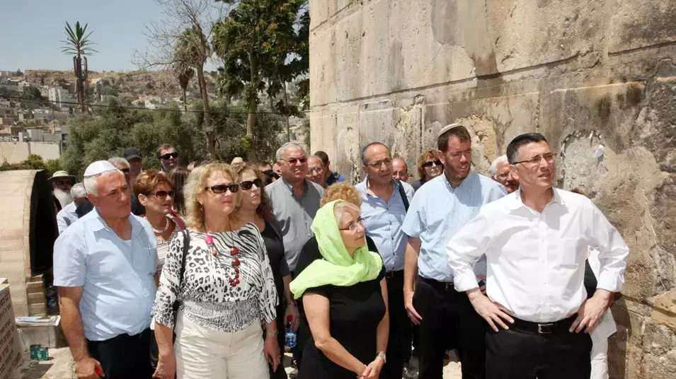 שר החינוך גדעון סער במערת המכפלה לקראת הגעת תלמידים בשנה הבאה, יולי 2012