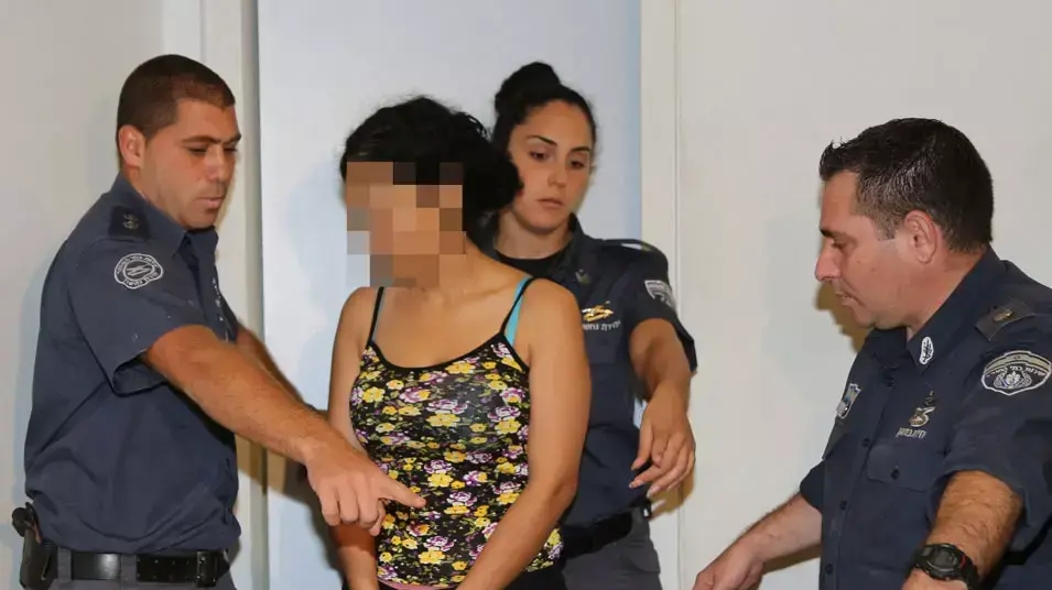 אישה אשר ניסתה להטביע את ילדיה בחוף הים שקמונה, חיפה, יולי 2012 אישה אשר ניסתה להטביע את ילדיה בחוף הים שקמונה, חיפה, יולי 2012
